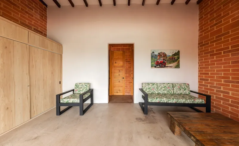 Sala del apartamento para 4 personas con sillas y closet de madera — Finca Hotel Los Balcones, Filandia