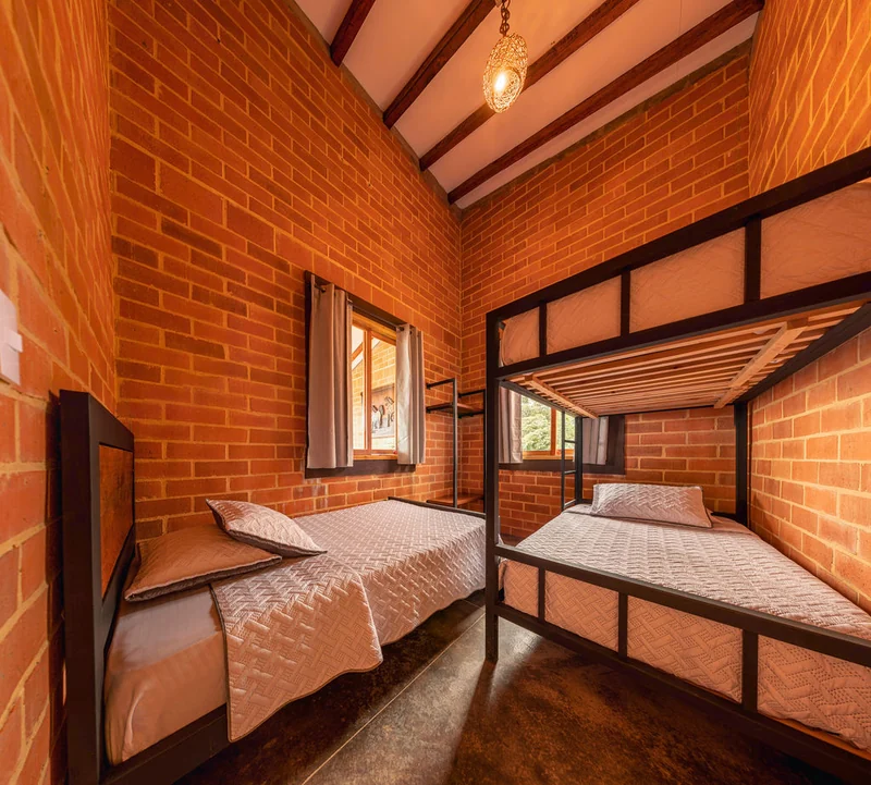 Dormitorio del apartamento con cama individual y camarote
