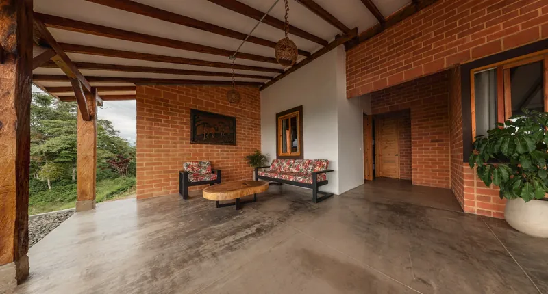 Corredor y terraza del apartamento para 9 personas — Finca Hotel Los Balcones, Filandia