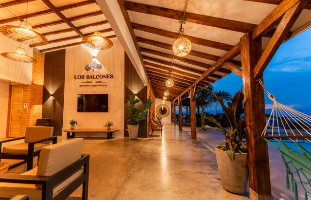 Corredor de la finca con zonas de estar y arquitectura cafetera