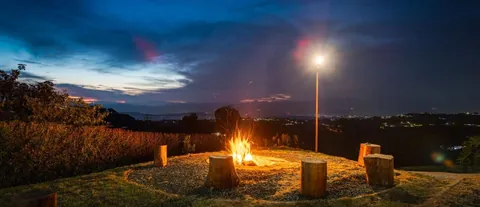 Fogata en la noche con vista a las montañas