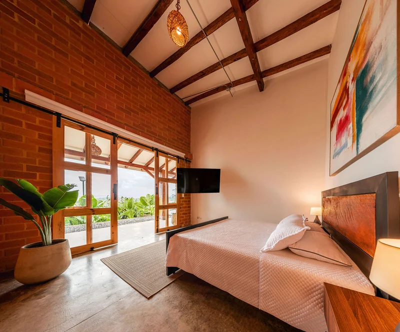 Cama de la habitación doble junto al ventanal