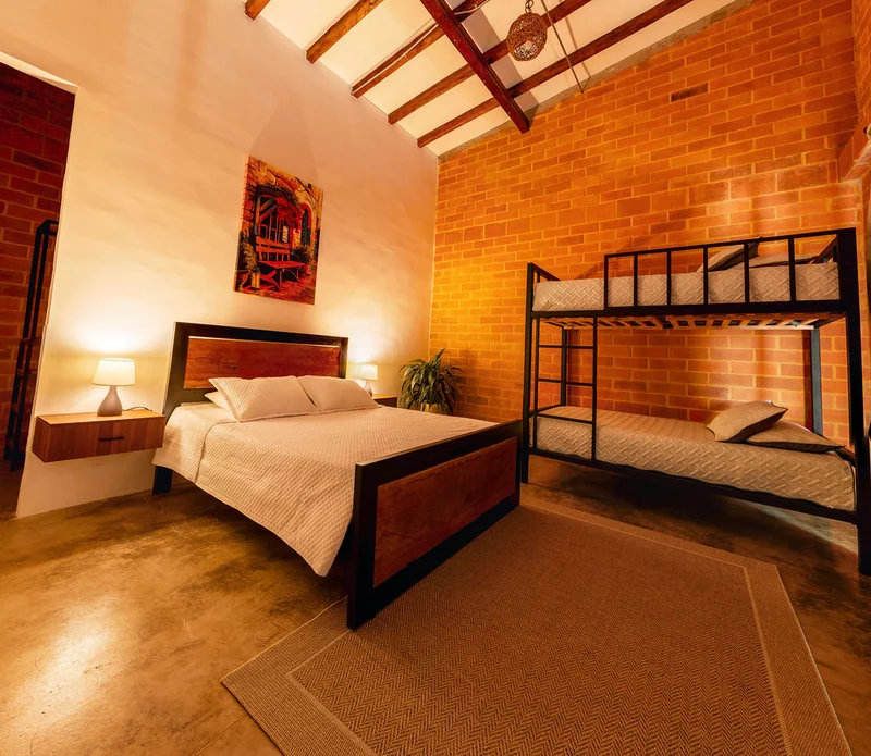 Habitación familiar con cama doble y camarote