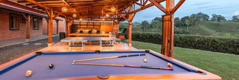 Zona social con mesa de billar y ping pong