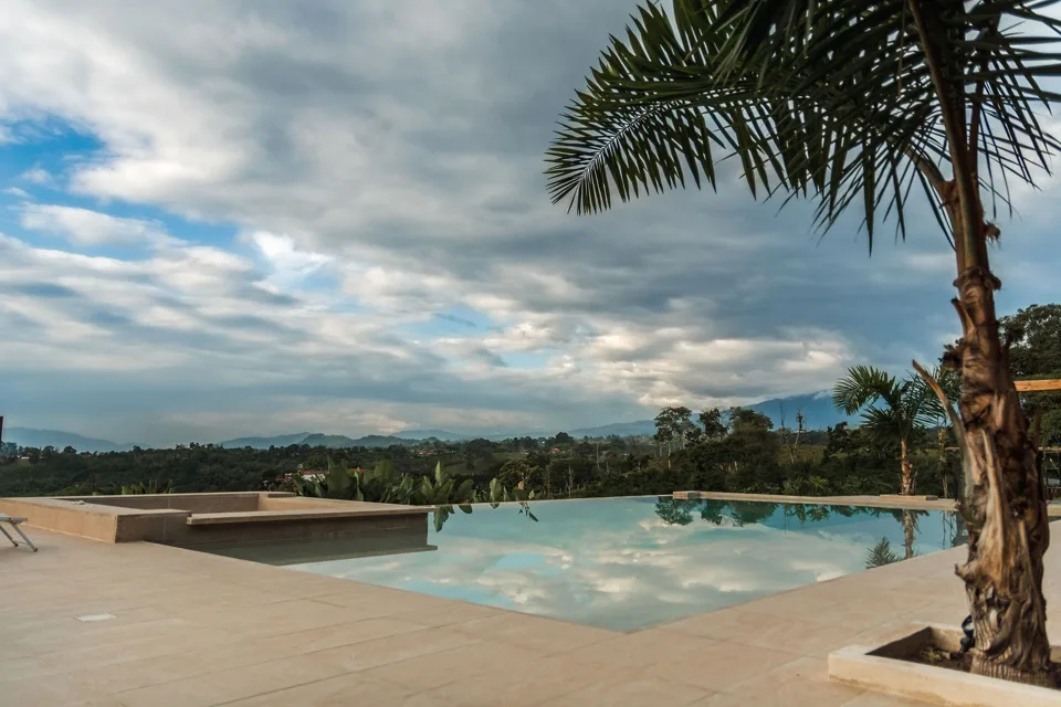 Piscina con las montañas del Quindío al fondo