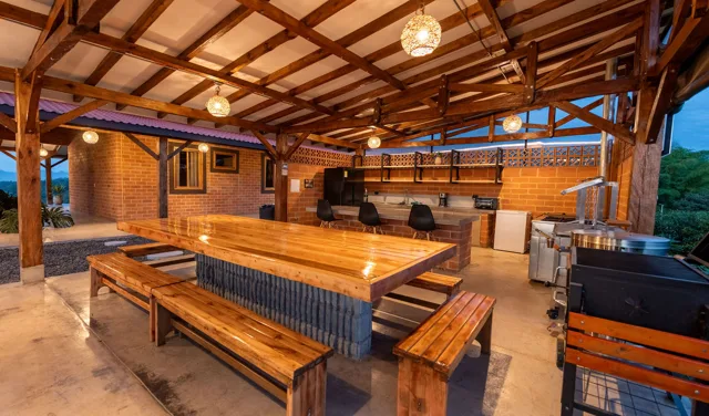 Zona social de la finca con mesa de billar